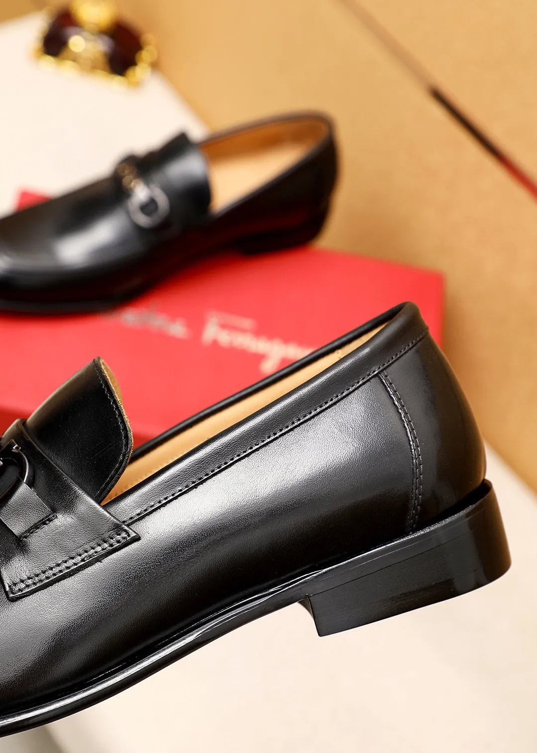 Men's shoes 💰462 💐 Product trademark: Ferragamo "Ferragamo" casual leather shoes Regular size: 38-44 (45.46.47🉑️Customized) Product materials: Selected imported calfskin upper + classic hardware buckle, imported water-dyed cow leather lining. Strong three-dimensional visual effect, original outsole color: 1⃣️color optional